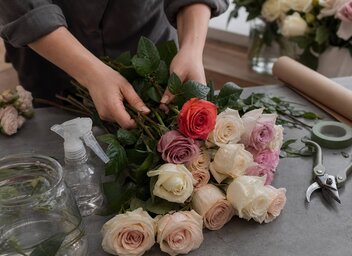 Как выбрать свежие розы при заказе букета