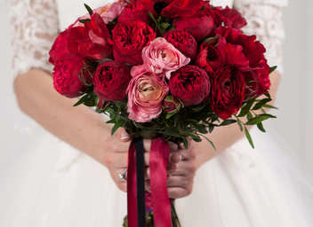 Какие букеты невесты бывают из красных цветов?