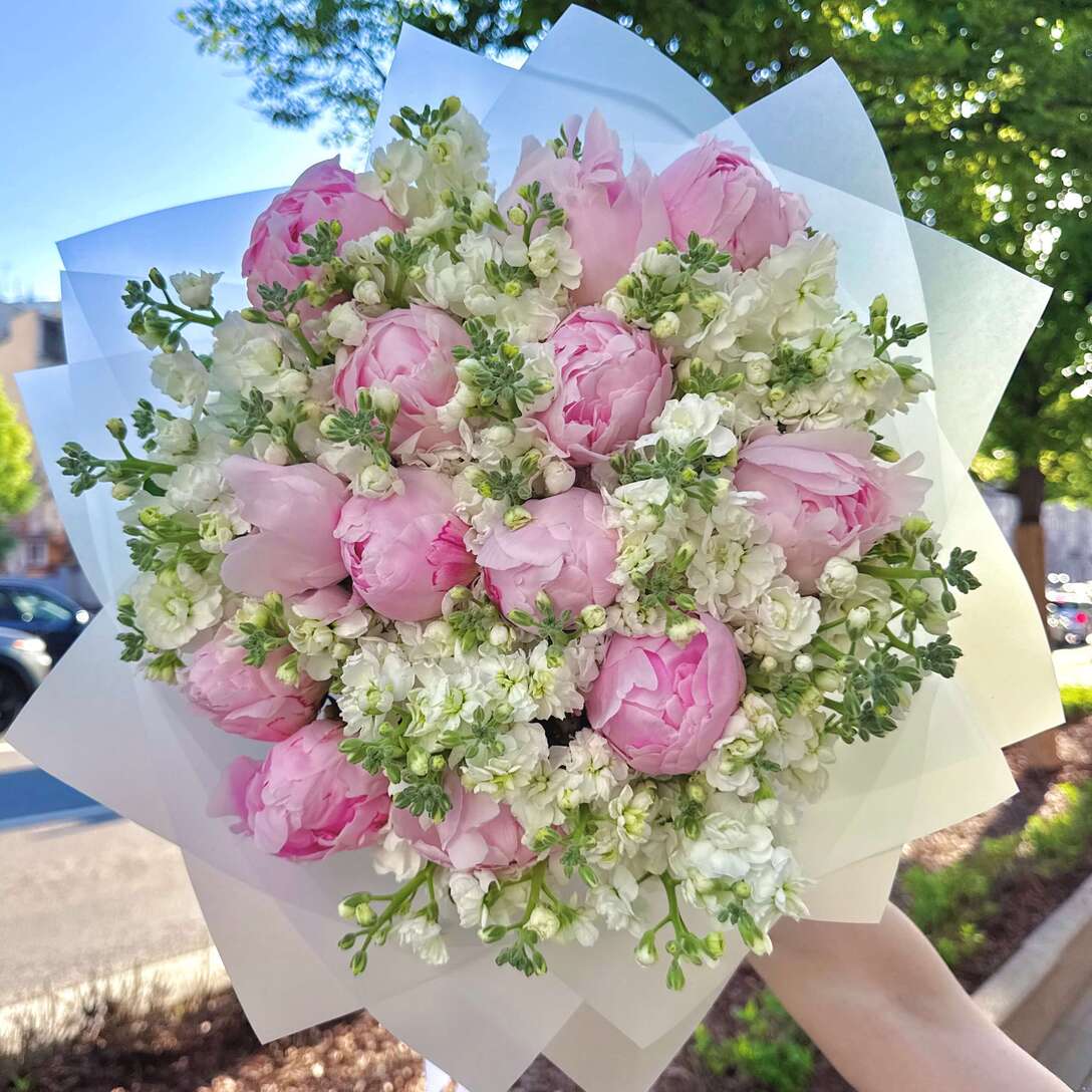 Букет пионов и ароматной маттиолы