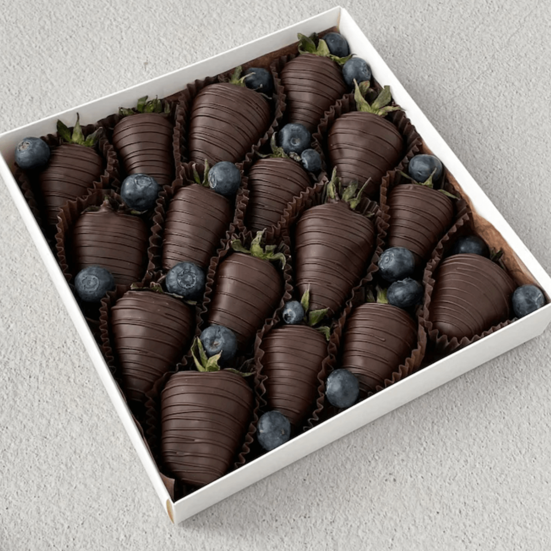 Набор клубники в тёмном шоколаде с голубикой 16/20 шт