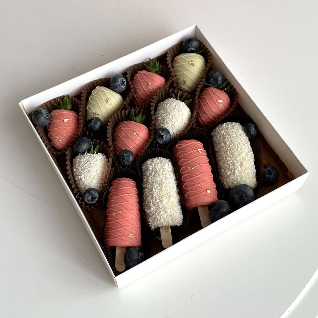 Набор клубники и бананов в белом шоколаде 12 шт