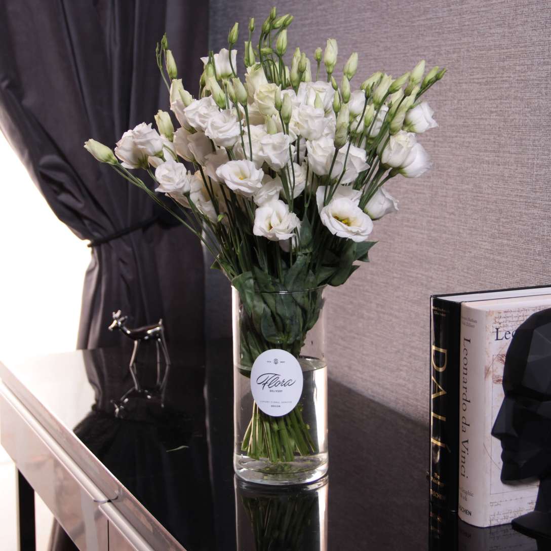 Букет из белого лизиантуса в вазе