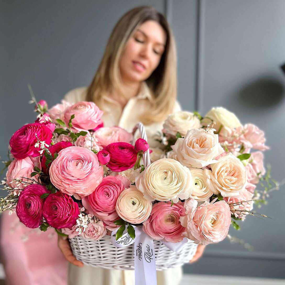 Корзина с малиновыми ранункулюсами №3