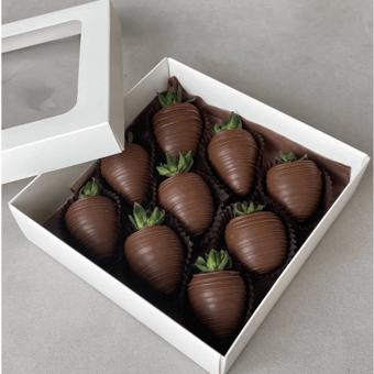 Набор клубники в молочном шоколаде 9 шт