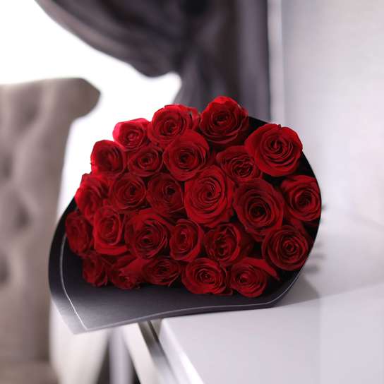 Букет из 25 роз "Freedom" BLVCK