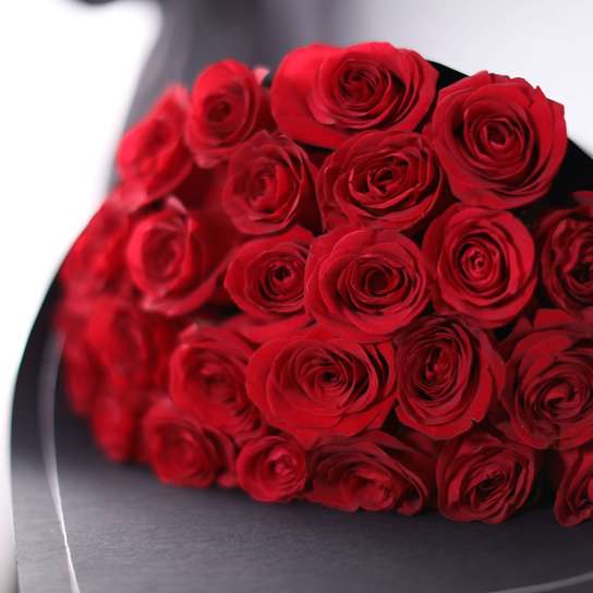 Букет из 25 роз "Freedom" BLVCK