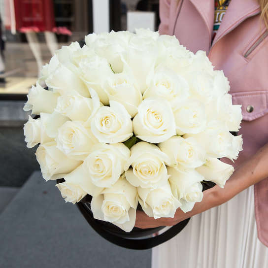 Шляпная коробка Grand с белыми розами  BLVCK