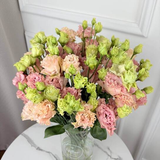 Букет из розового лизиантуса в вазе