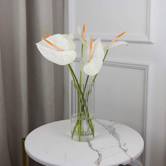 Букет из белого антуриума в вазе