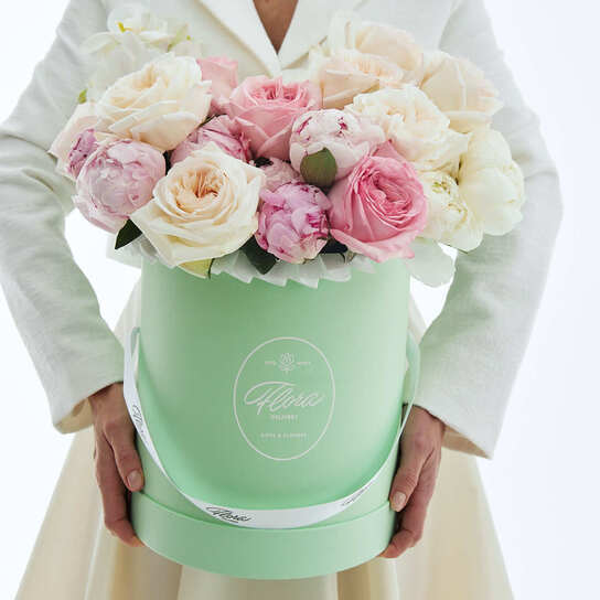 Шляпная коробка с орхидеями и садовыми розами