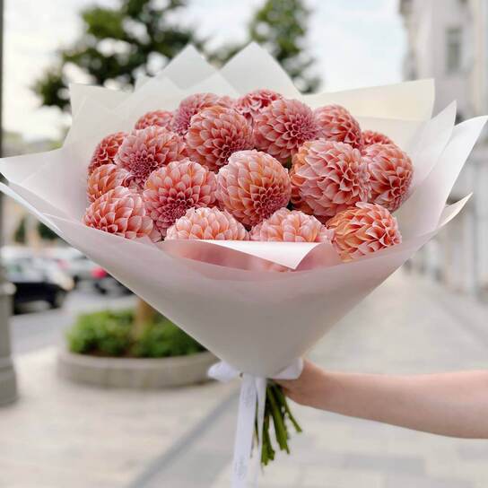 Букет из 21 георгины "Peaches and Cream"