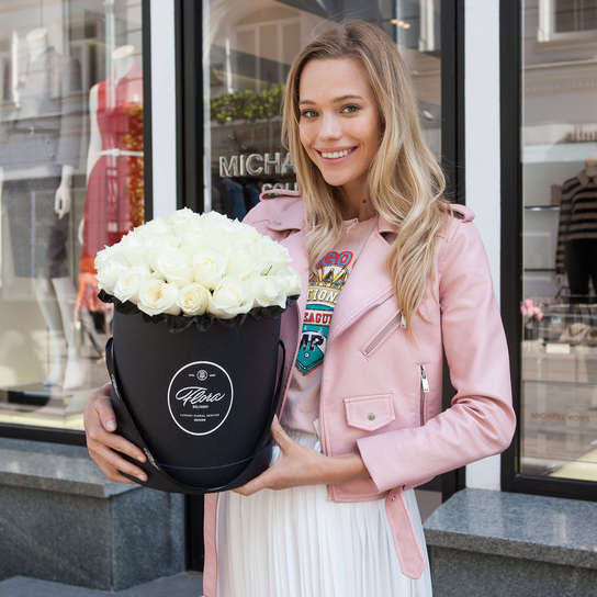 Шляпная коробка Grand с белыми розами  BLVCK