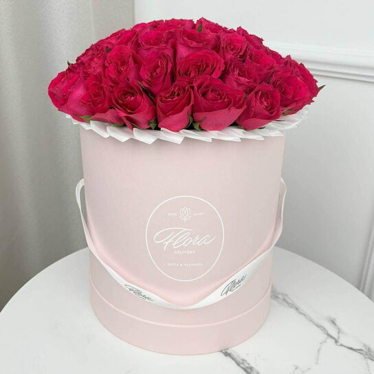 Шляпная коробка Grand с малиновыми розами PINK