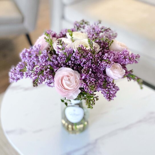 Букет из сирени и ранункулюсов