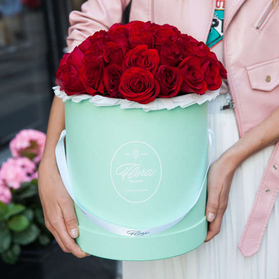 Шляпная коробка Grand с красными розами  GREEN