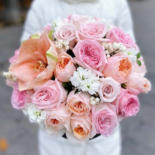 Букет "Peach Cream" шляпной коробке Grand Mini BLVCK