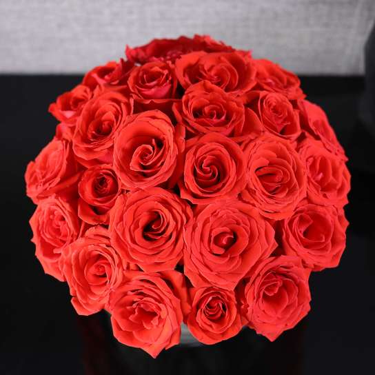 Букет из 25 роз "Nina" в вазе сфера