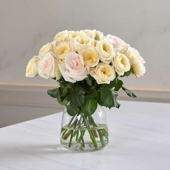 Кремовый микс из садовых роз в вазе
