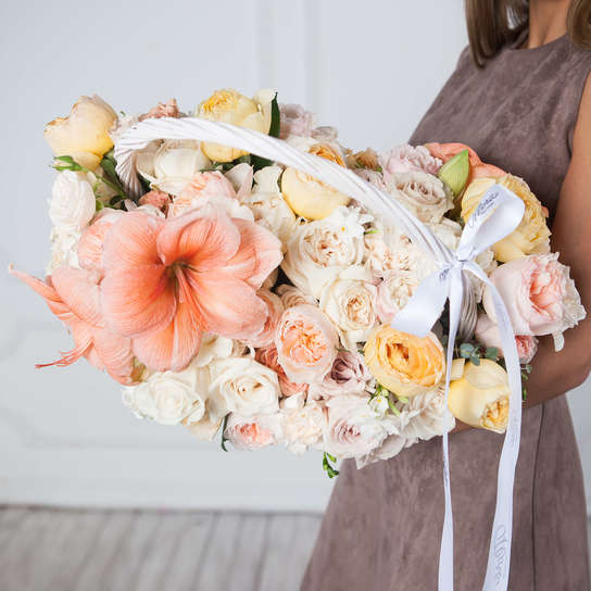 Корзина с селекционными садовыми розами №2