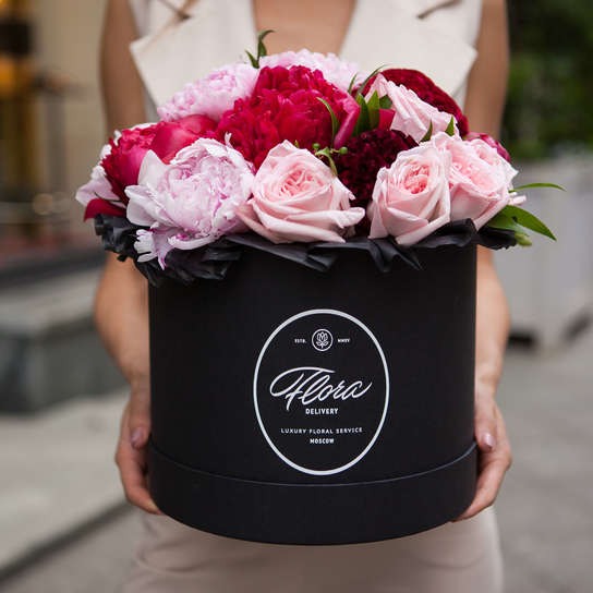 Букет "Wildberry" в коробке Grand Mini BLVCK