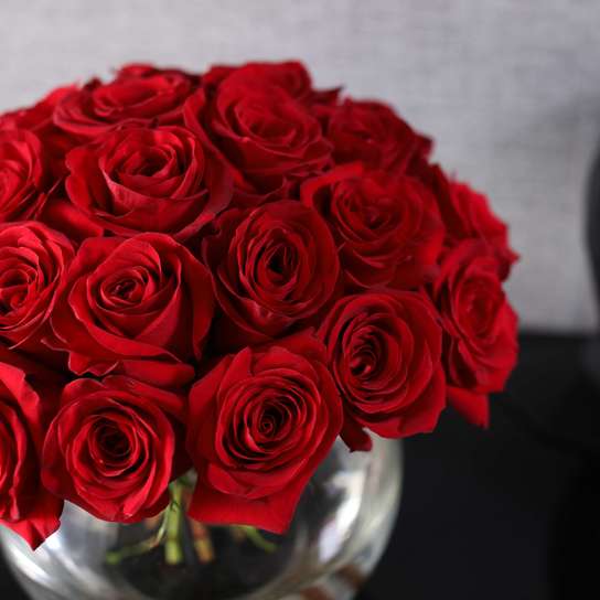Букет из 25 роз "Freedom" в вазе