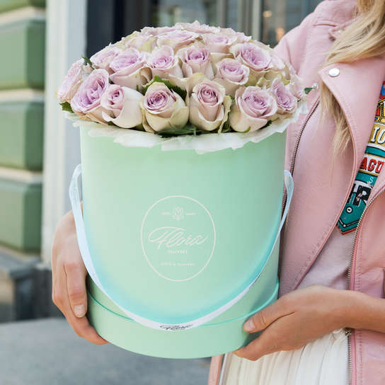 Шляпная коробка Grand с сиреневыми розами  GREEN