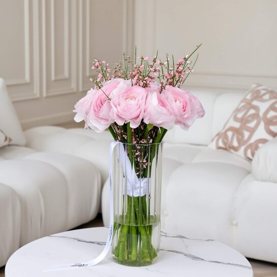 Букет из 15 ранункулюсов с генистой