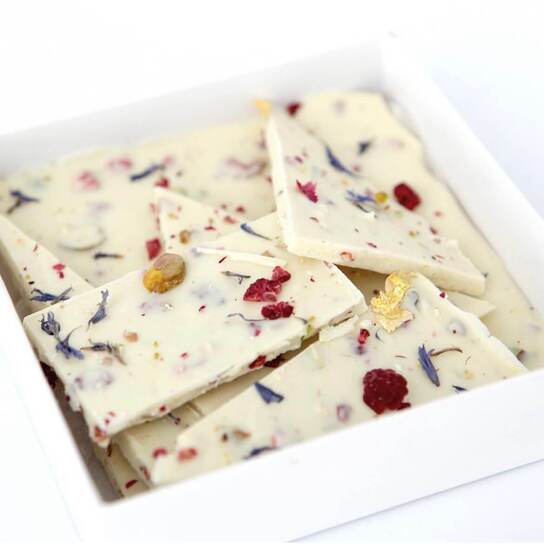 Коробочка элитного белого шоколада с малиной, фисташками и лепестками василька "Crème de la Crème" Фото 2