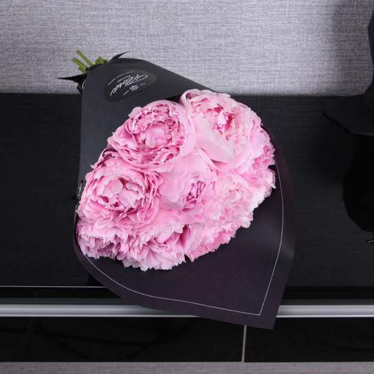 Букет из 11 пионов "Sarah Bernhardt" BLVCK