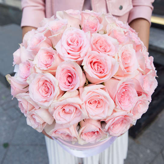 Шляпная коробка Grand с розовыми розами  BLVCK