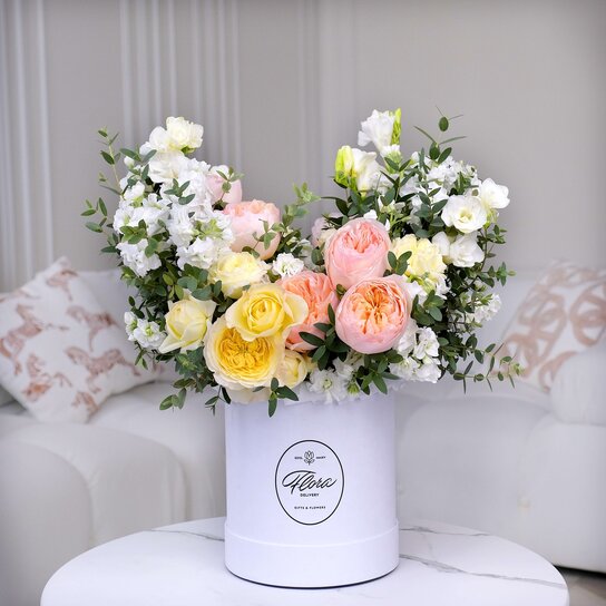 Букет "Madison" в шляпной коробке Petit WHITE