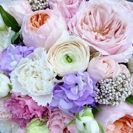 Букет "Zephyr" в шляпной коробке Mini-Grand PINK