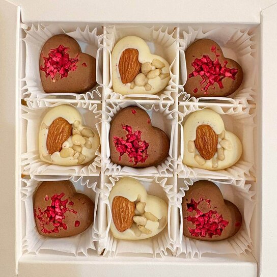 Конфеты ручной работы Сердечки с орехами и малиной 9 шт (135 гр)