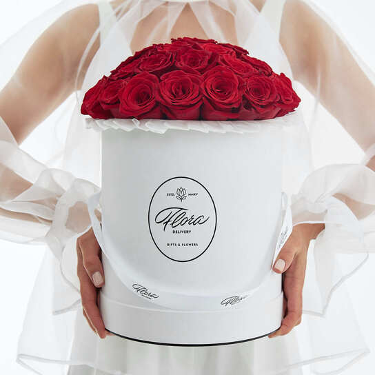 Шляпная коробка Grand "Розы красные Freedom" WHITE