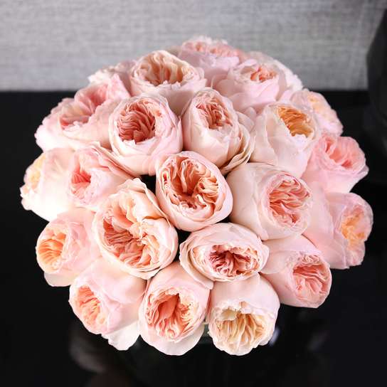 Букет из 25 роз "Austin Juliet"в вазе сфера