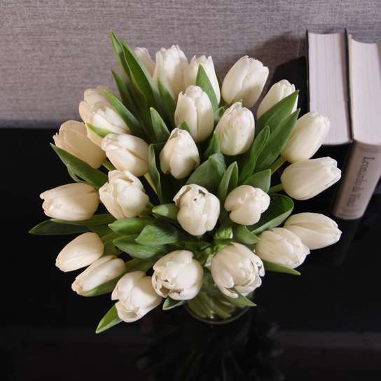 Букет 25 тюльпанов "White" в вазе