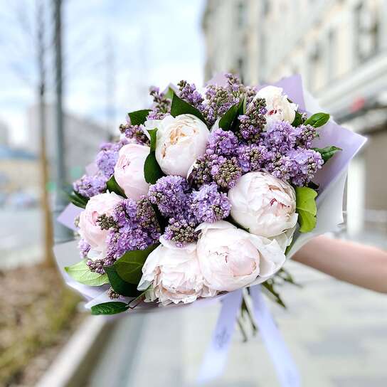 Букет с сиренью и пионами "Venesia"