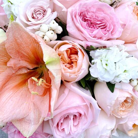 Букет "Peach Cream" шляпной коробке Grand Mini BLUE