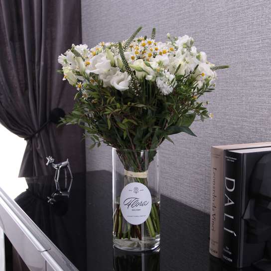 Букет "Butterfly Haven" в вазе