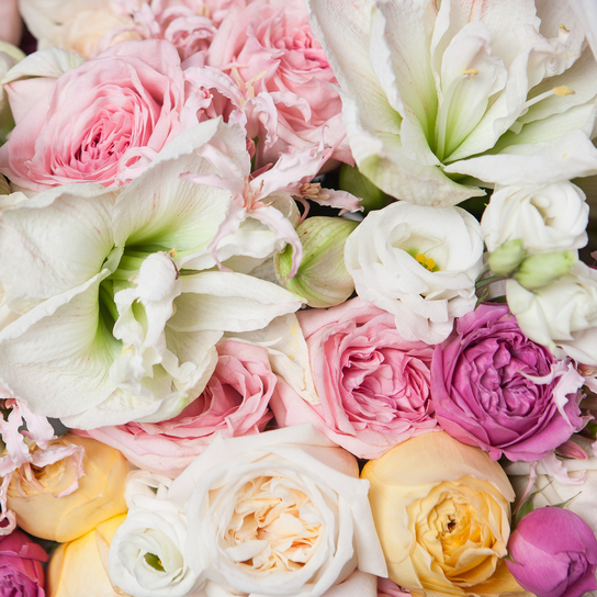 Корзина с селекционными садовыми розами №1