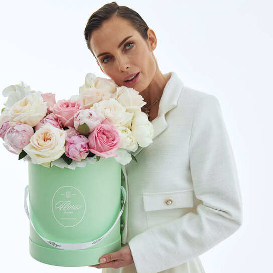 Шляпная коробка с орхидеями и садовыми розами