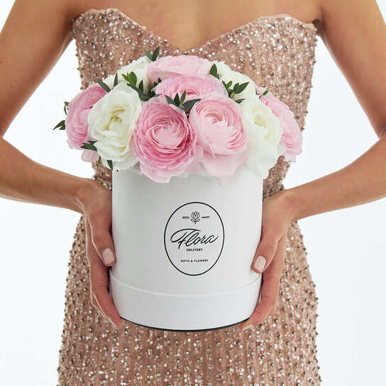 Шляпная коробка Petit с ранункулюсами WHITE