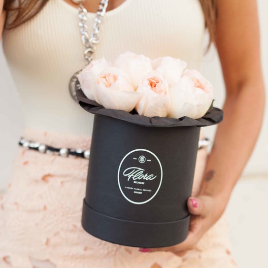 Шляпная коробка Demi "Розы Austin Juliet" BLVCK