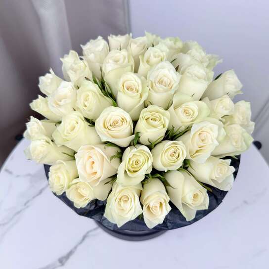 Шляпная коробка с белыми розами Petit BLVCK