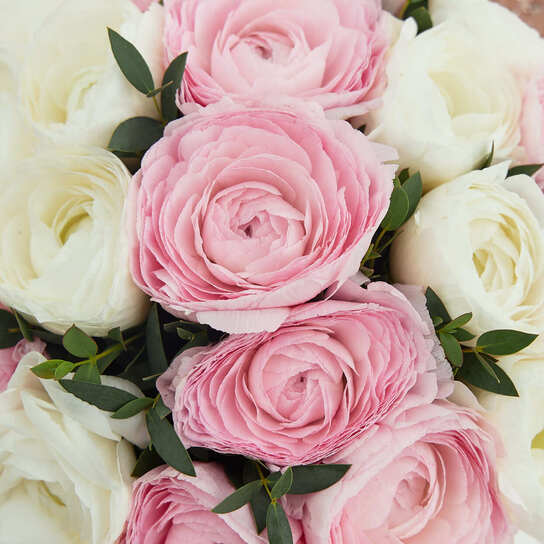 Шляпная коробка Petit с ранункулюсами WHITE