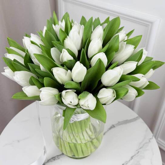 Букет из 51 тюльпана "White" в вазе