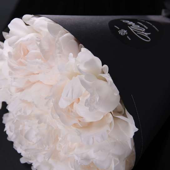 Букет из 7 пионов "Madame Claude Tain" BLVCK