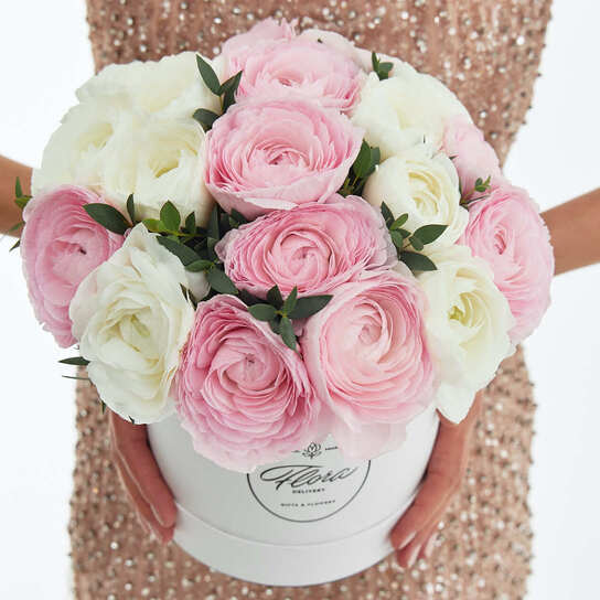 Шляпная коробка Petit с ранункулюсами WHITE