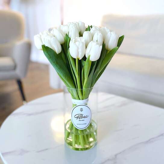 Букет 25 тюльпанов White в вазе