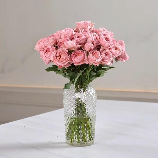 Букет из 13 кустовых роз Juliet в вазе